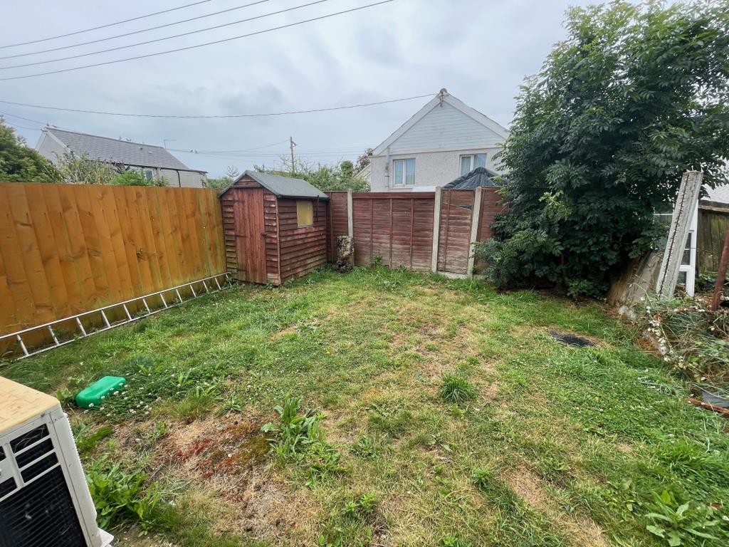 Lot: 101 - DETACHED BUILDING WITH POTENTIAL - Rear garden